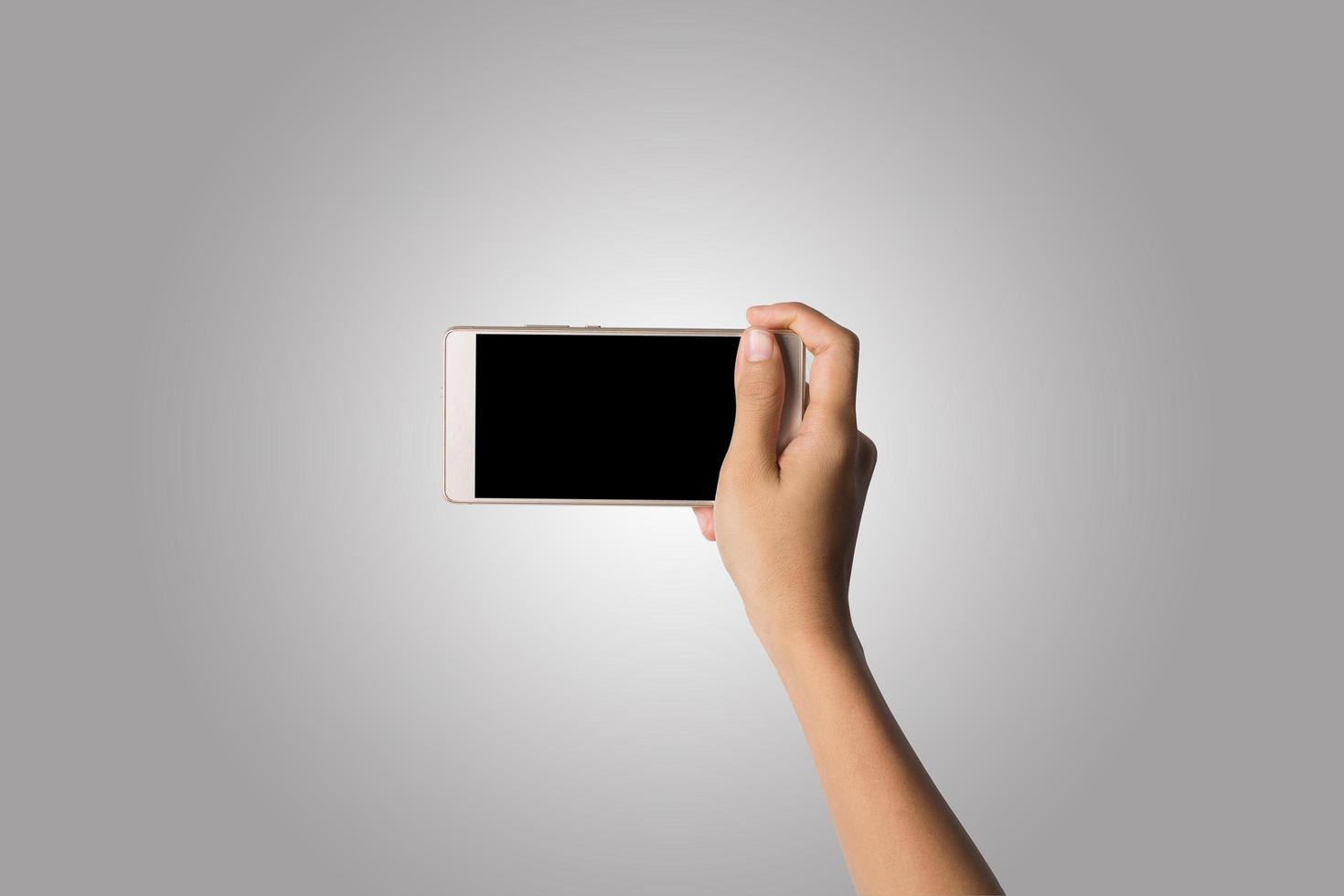 mano della donna che tiene lo schermo vuoto del telefono intelligente foto