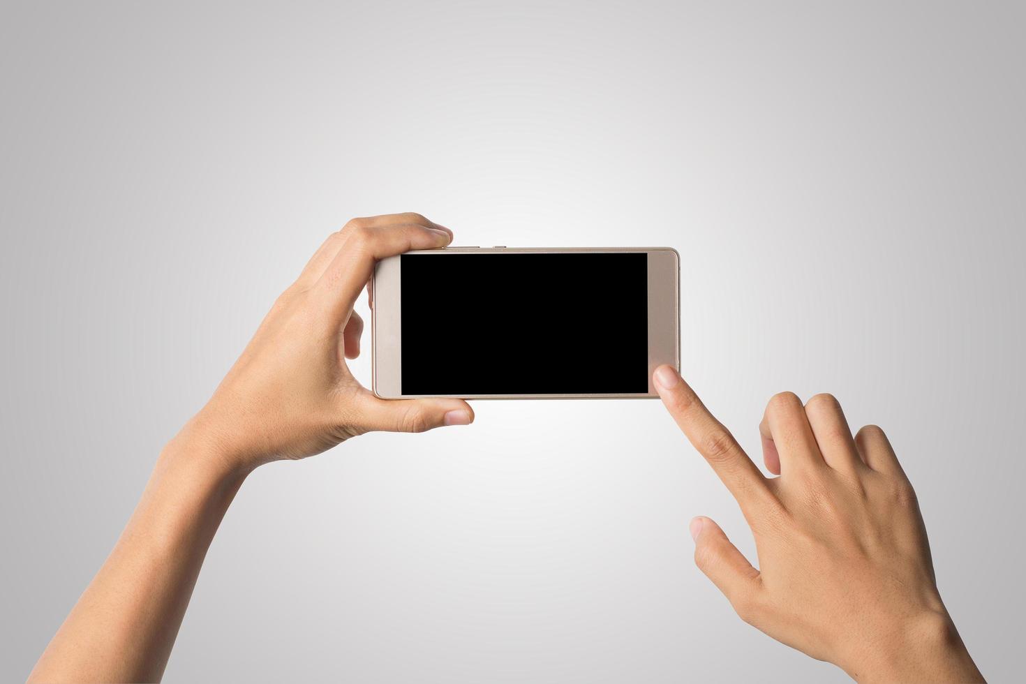 mano della donna che tiene lo schermo vuoto del telefono intelligente foto