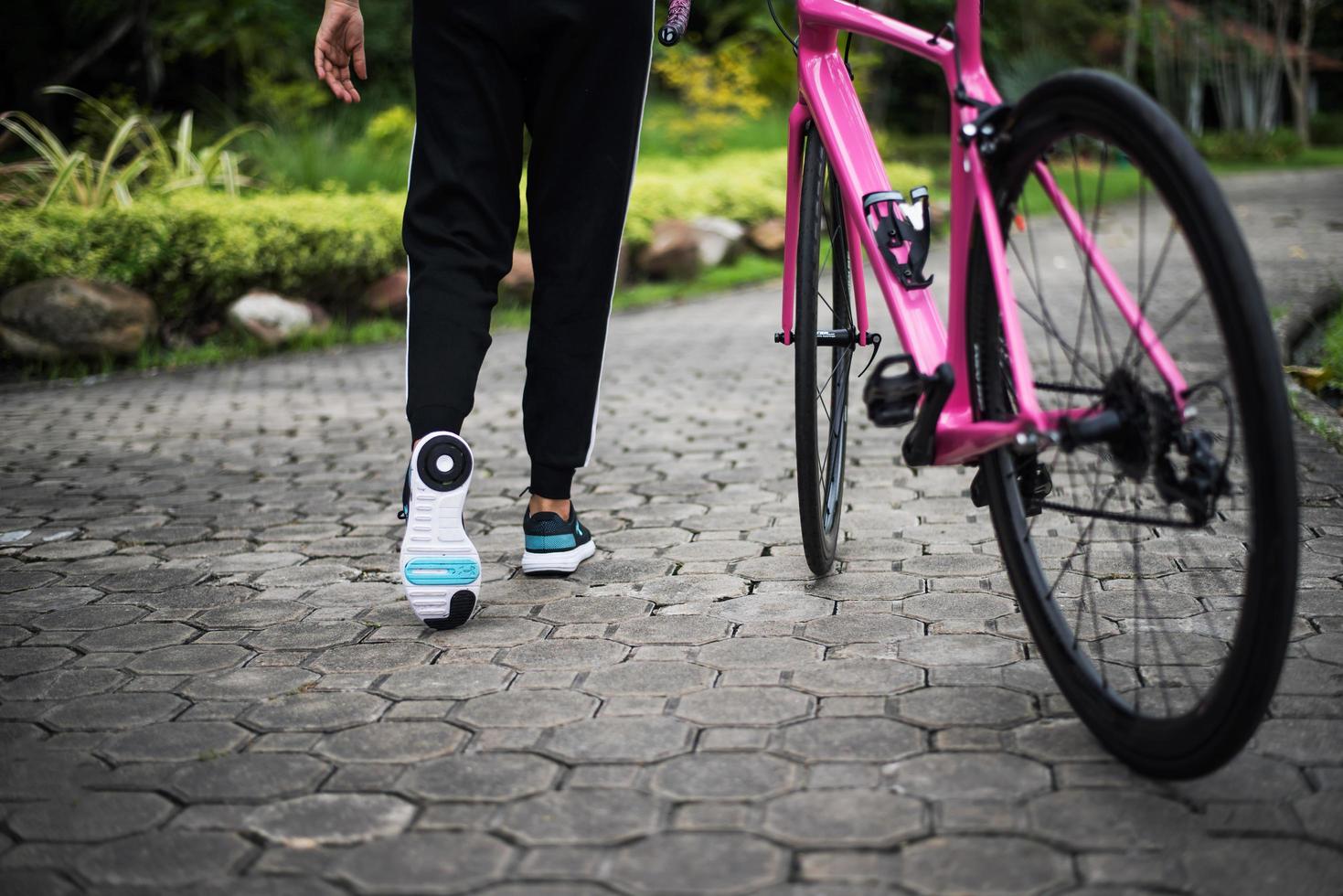 primo piano della parte posteriore della donna con bici da strada nel parco foto