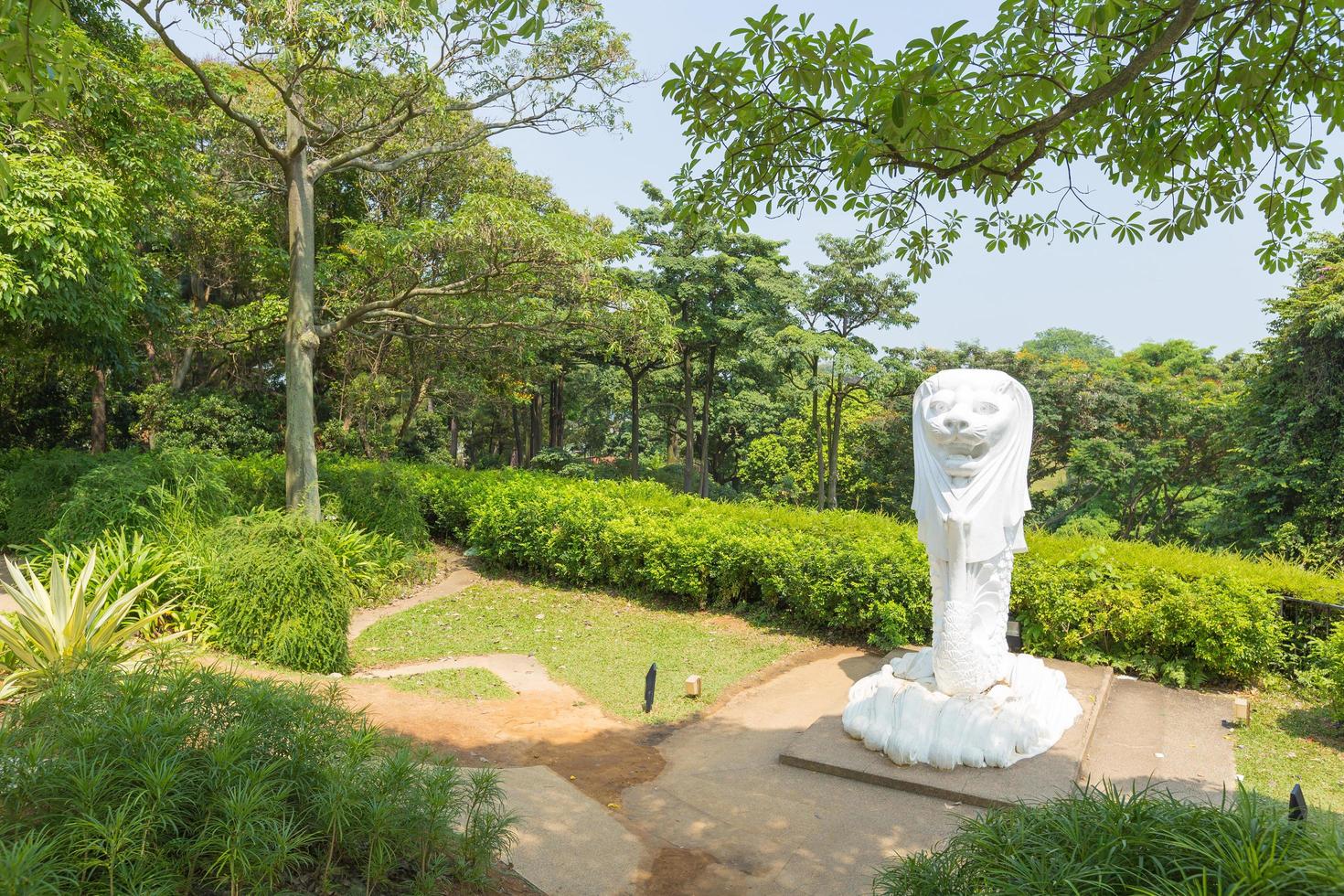 statua di merlion in un parco a singapore foto