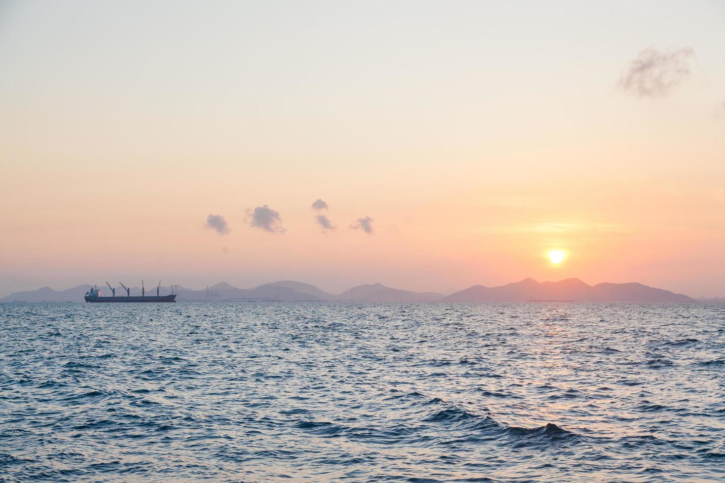 grande nave da carico all'alba foto