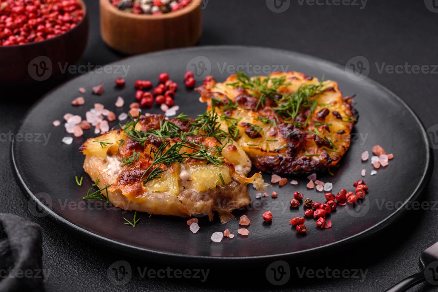 carne al forno nel il forno con ananas, pomodori, formaggio, spezie e erbe aromatiche foto