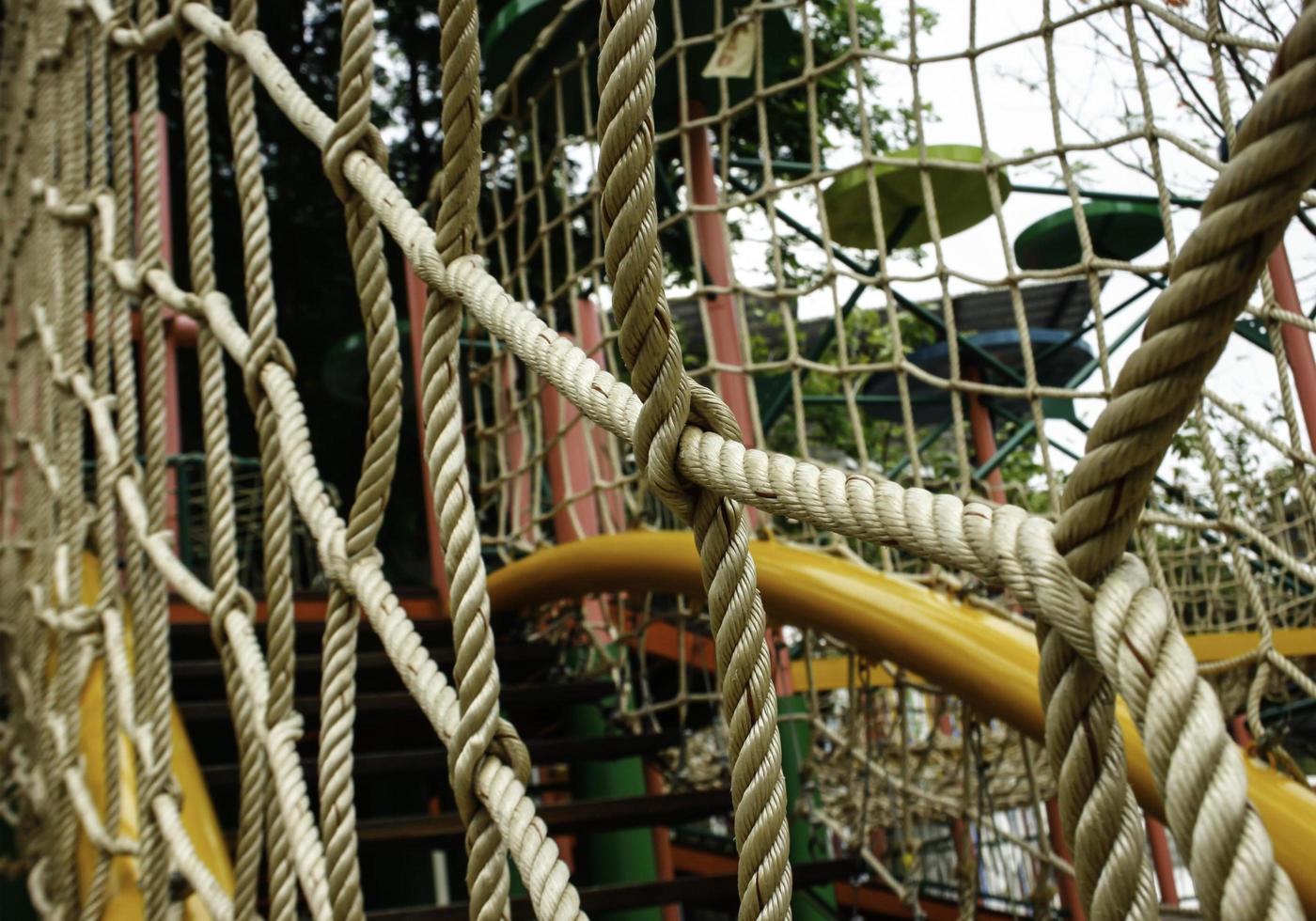 primo piano della rete nel parco giochi foto