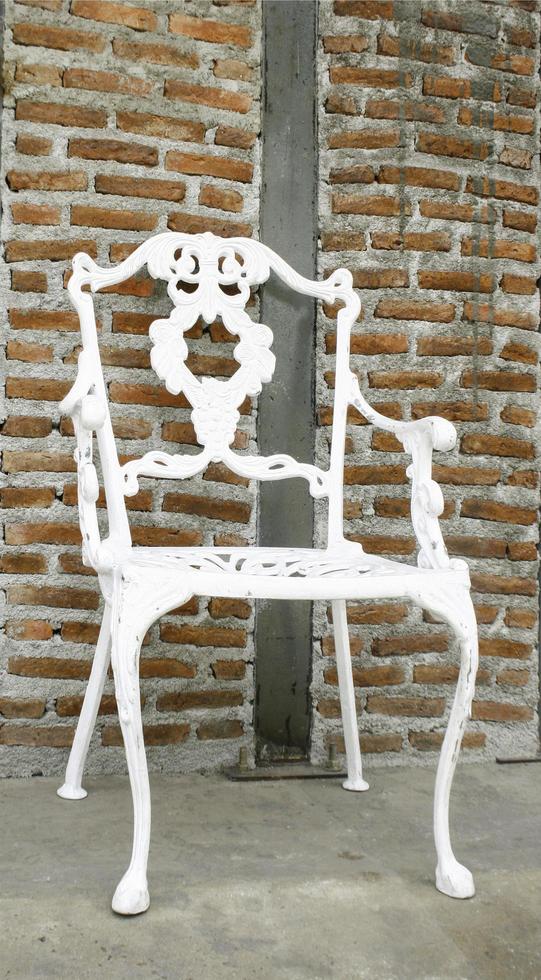 sedia bianca contro mattoni foto