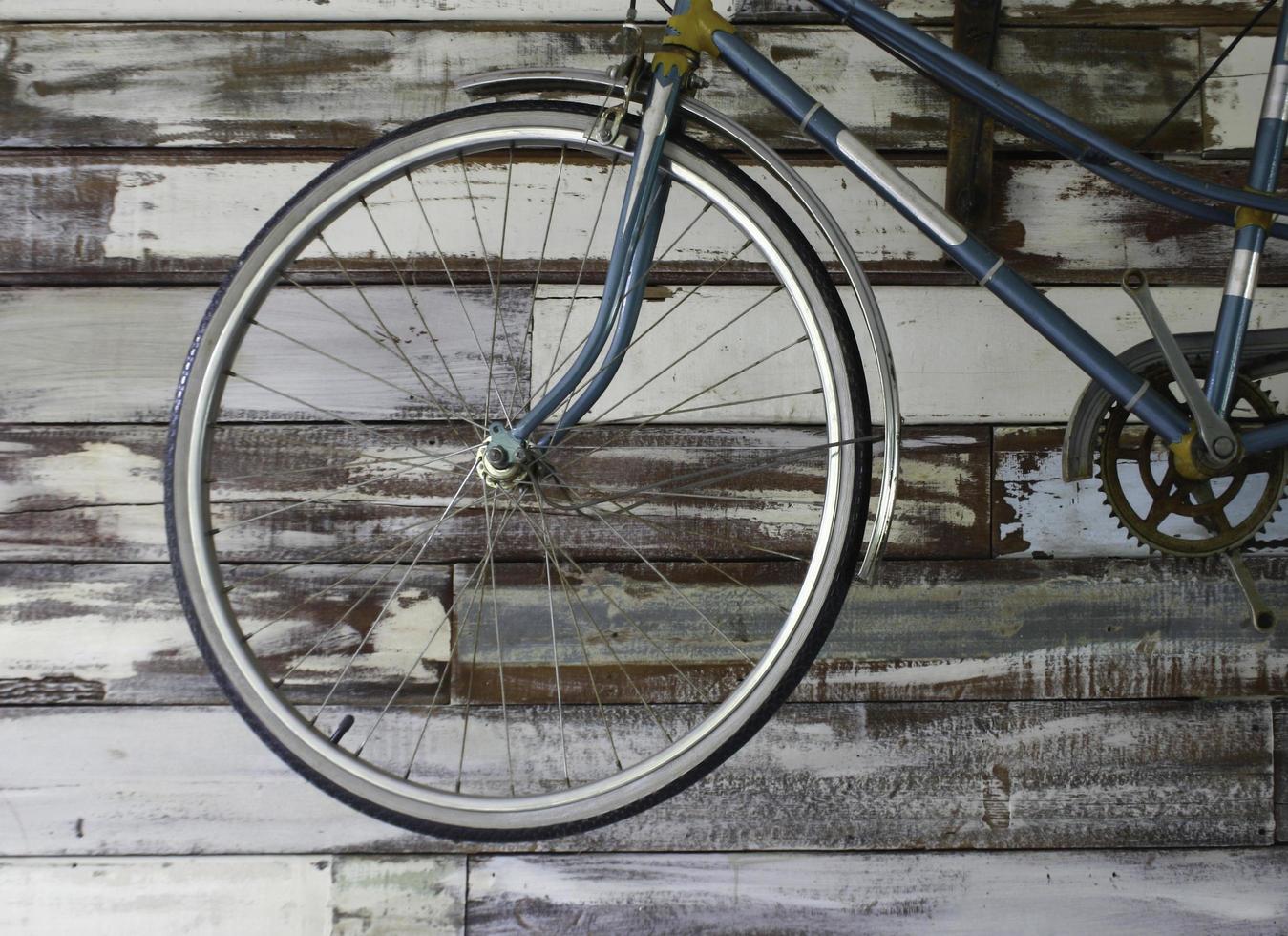 vecchia ruota di bicicletta foto