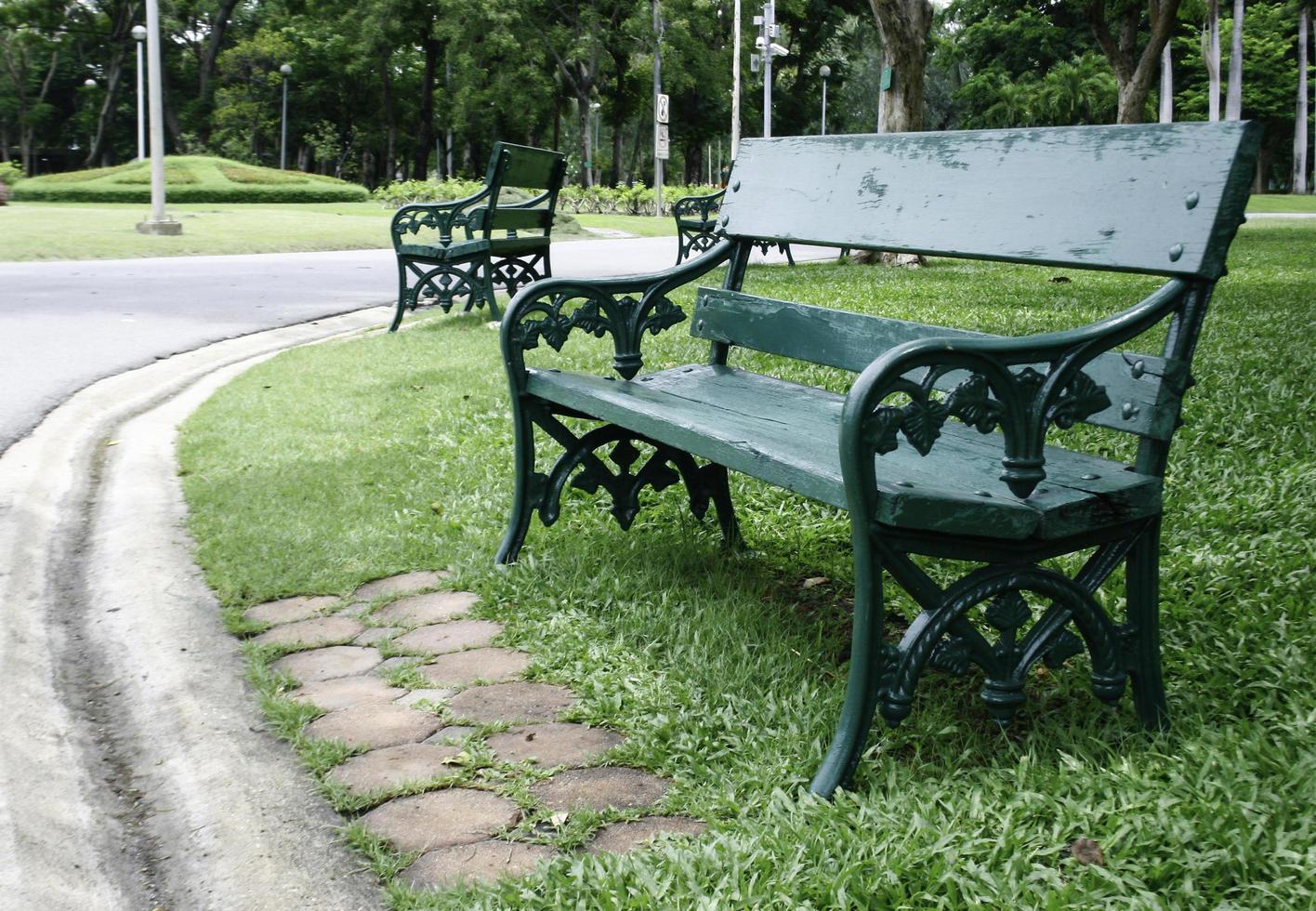 panchine in un parco foto