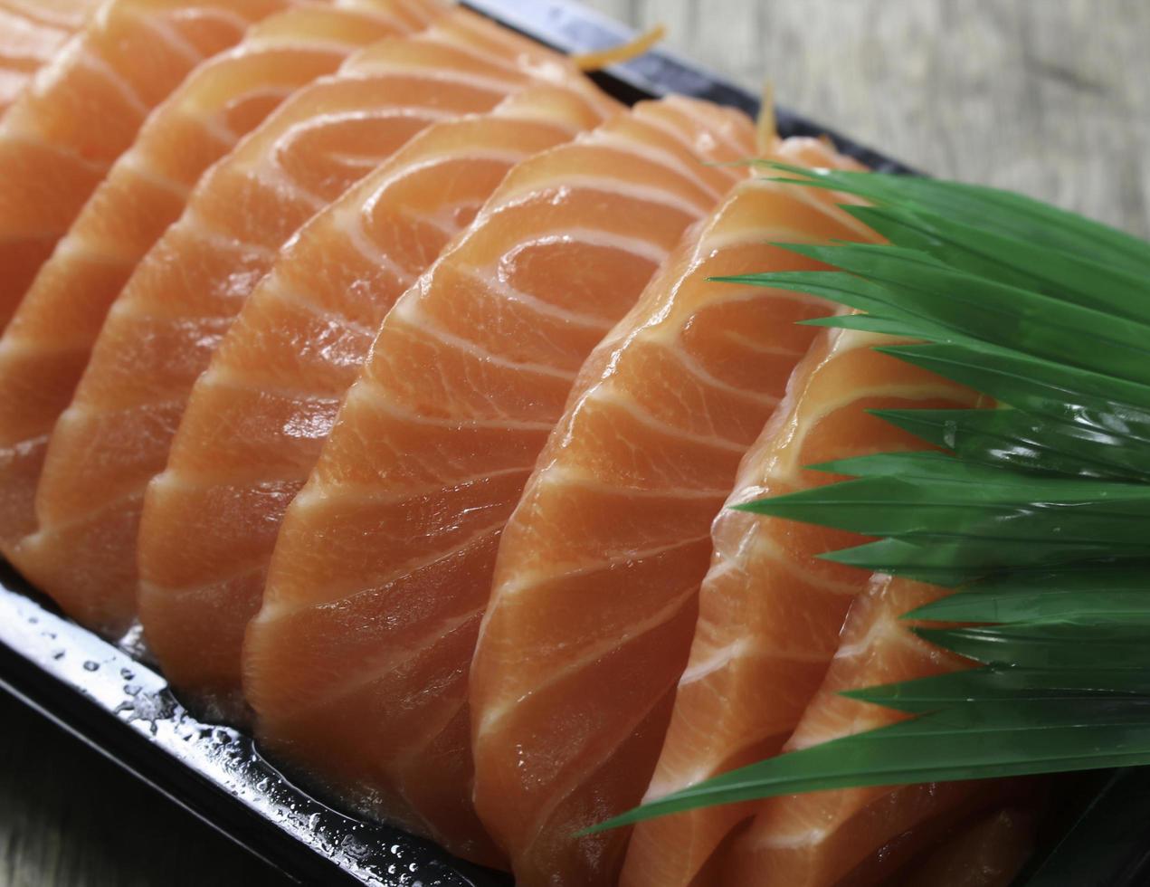 sashimi di salmone sul piatto foto