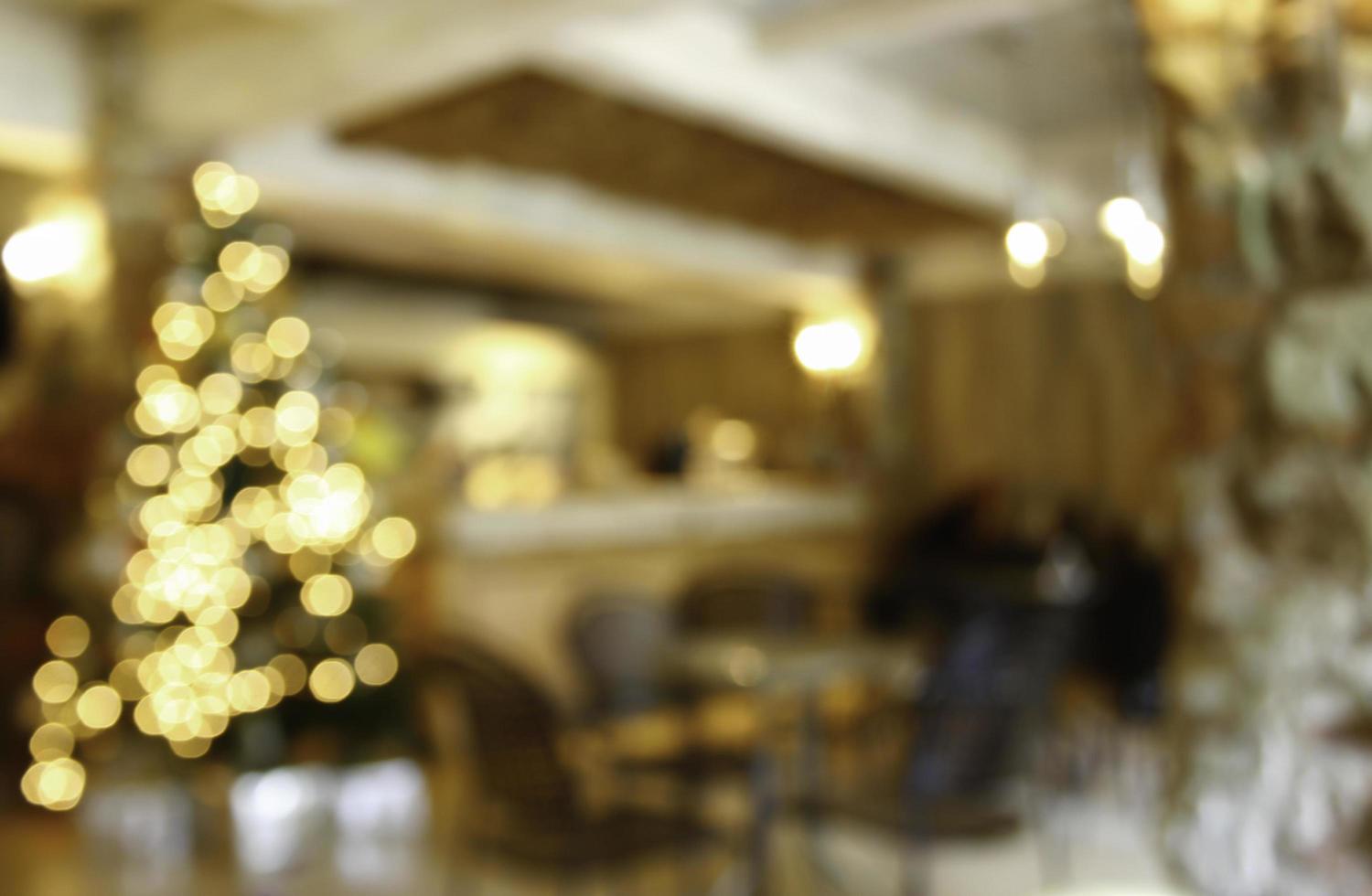ristorante sfocato con luci di Natale foto