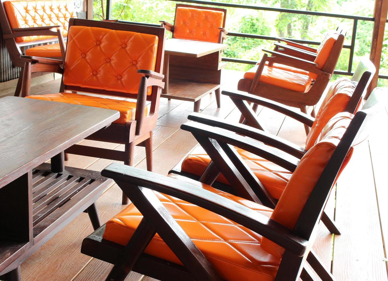 sedie e tavoli arancioni foto