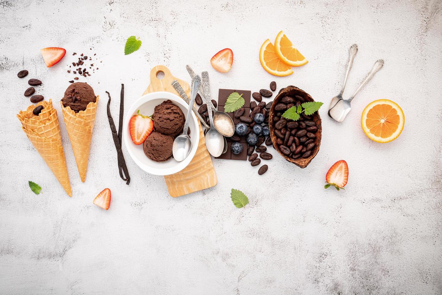 gusti di gelato al cioccolato nella ciotola foto