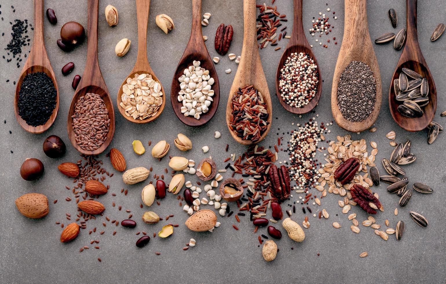 diversi tipi di grani e cereali su fondo di cemento squallido foto