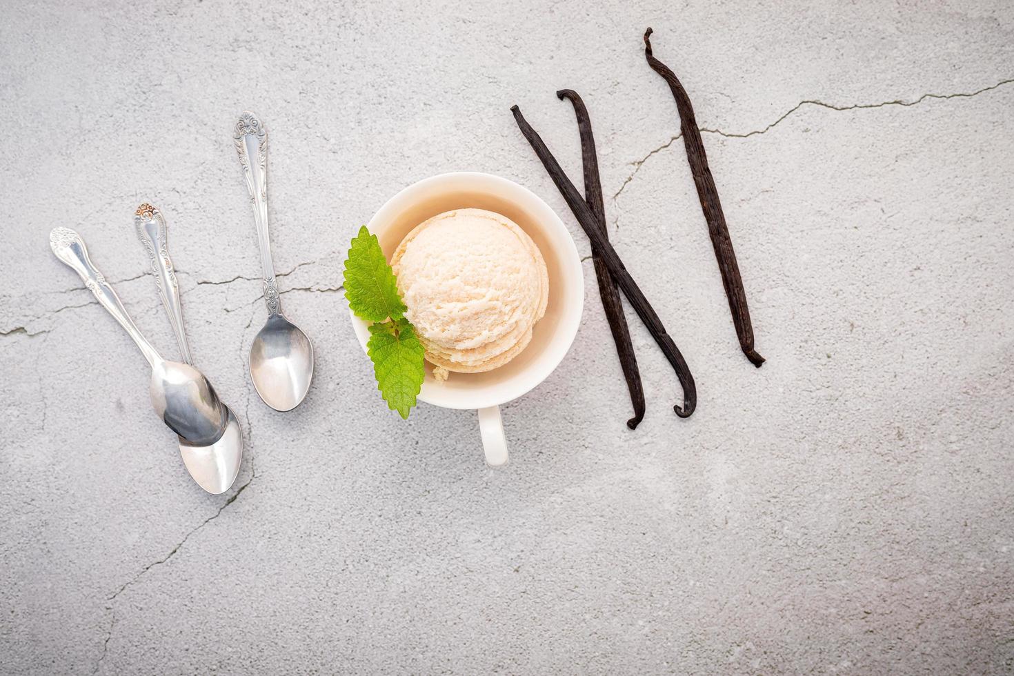 gusto gelato alla vaniglia in ciotola foto