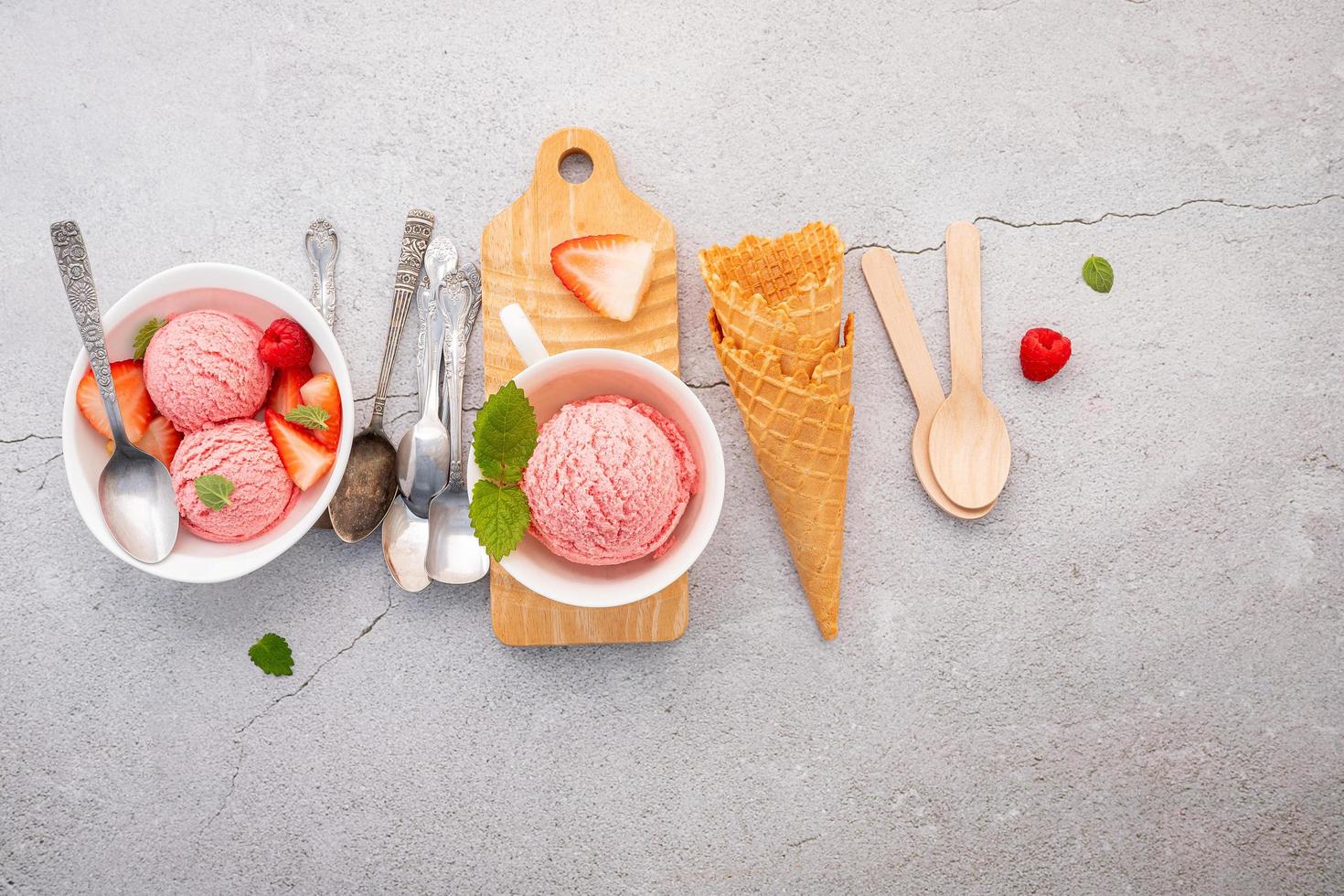 sapore di gelato alla fragola in una ciotola bianca foto