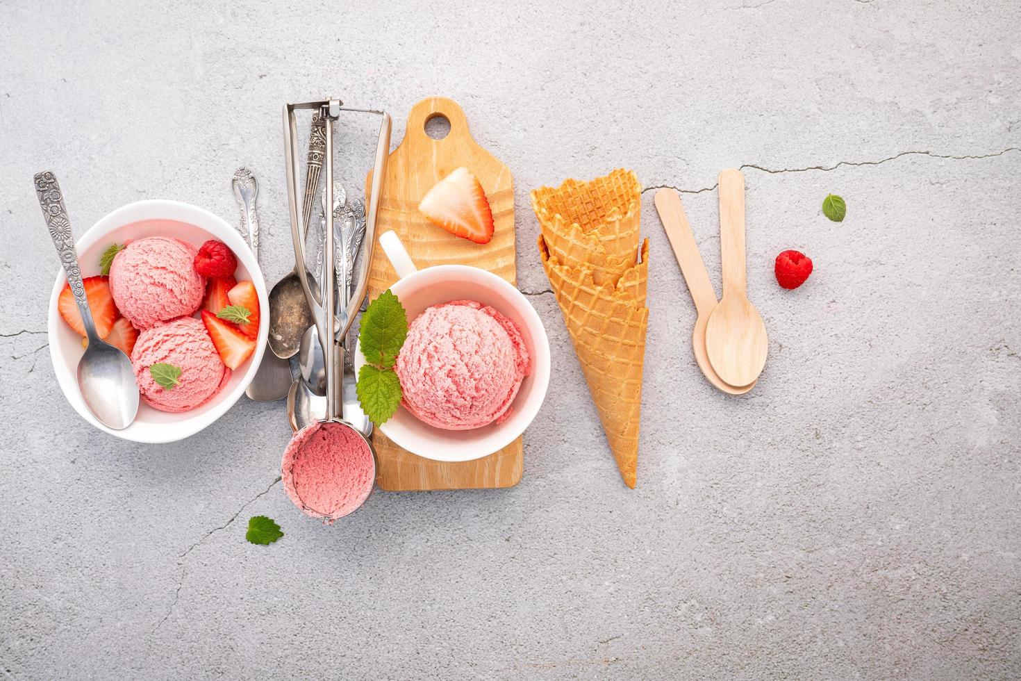 sapore di gelato alla fragola in una ciotola bianca foto