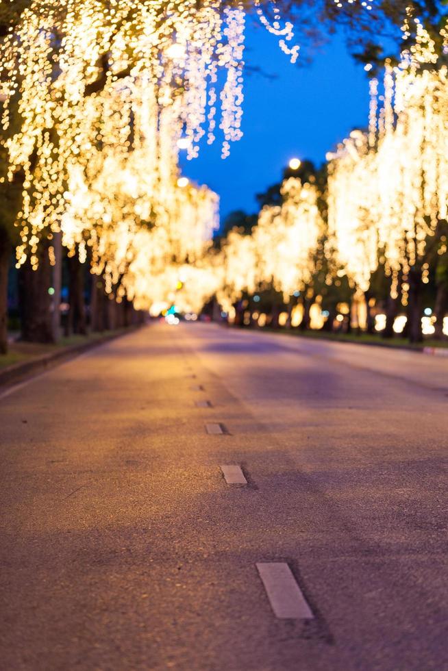 strada con luci foto