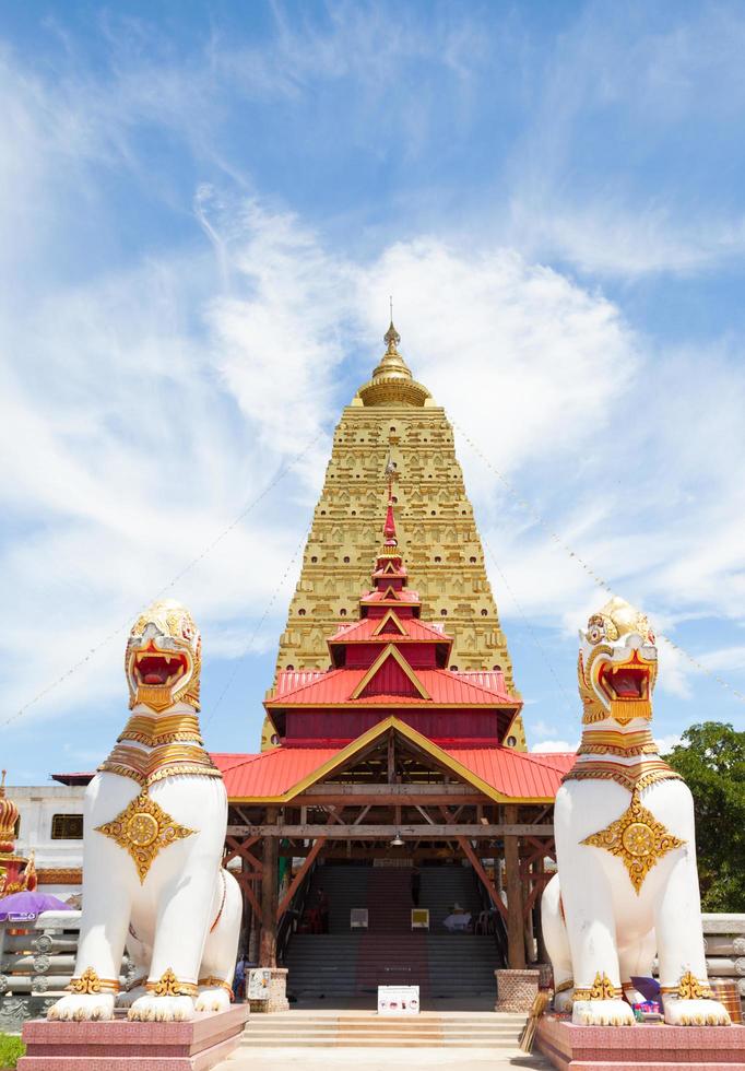 grande pagoda gialla del tempio sagklaburi foto