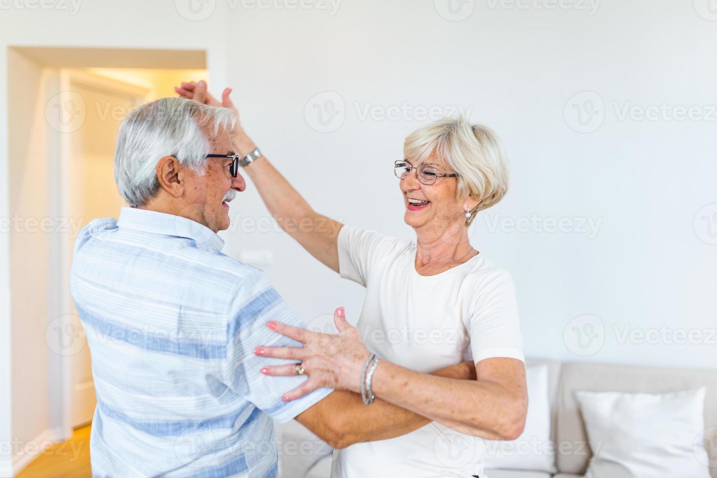 amore vite per sempre anziano coppia a casa. bello vecchio uomo e attraente vecchio donna siamo godendo la spesa tempo insieme mentre ballando. foto