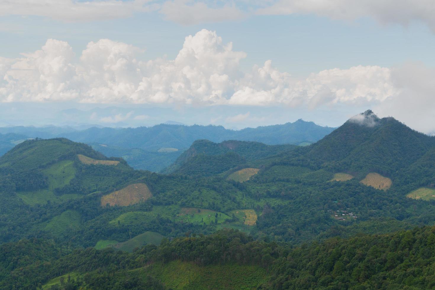 montagna e cielo in estate foto