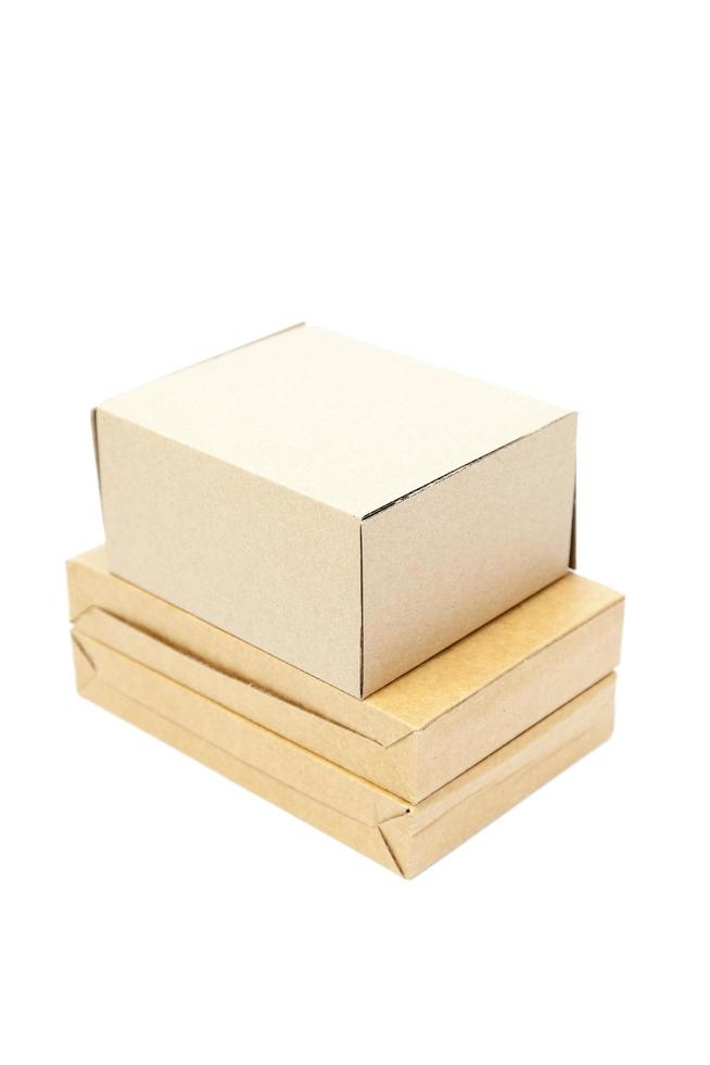 scatole di carta marrone carta su sfondo bianco foto