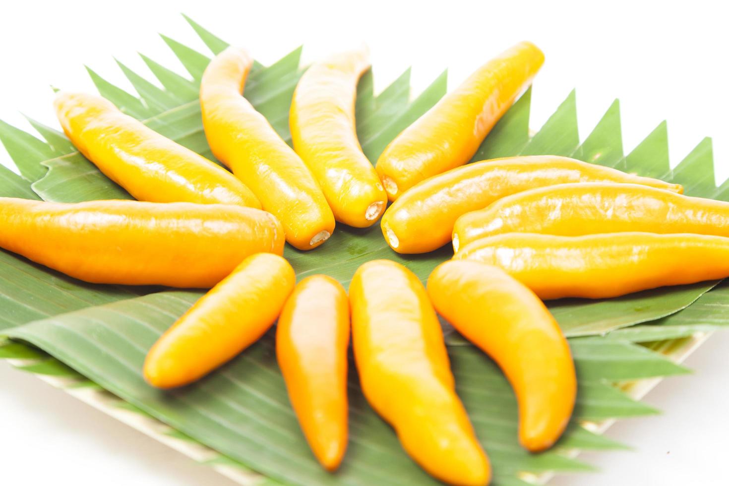 peperoni dolci gialli su un piatto foto