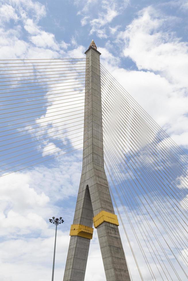 ponte rama viii a bangkok foto