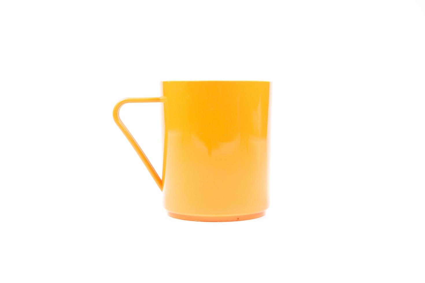 bicchiere di plastica arancione su sfondo bianco foto