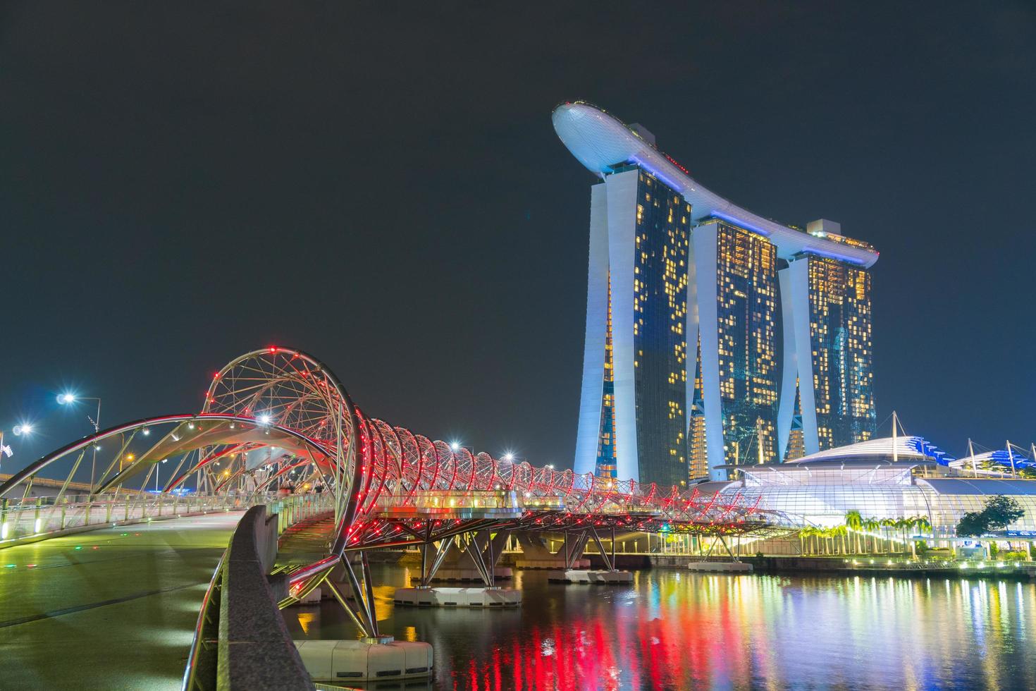 città di Singapore di notte foto