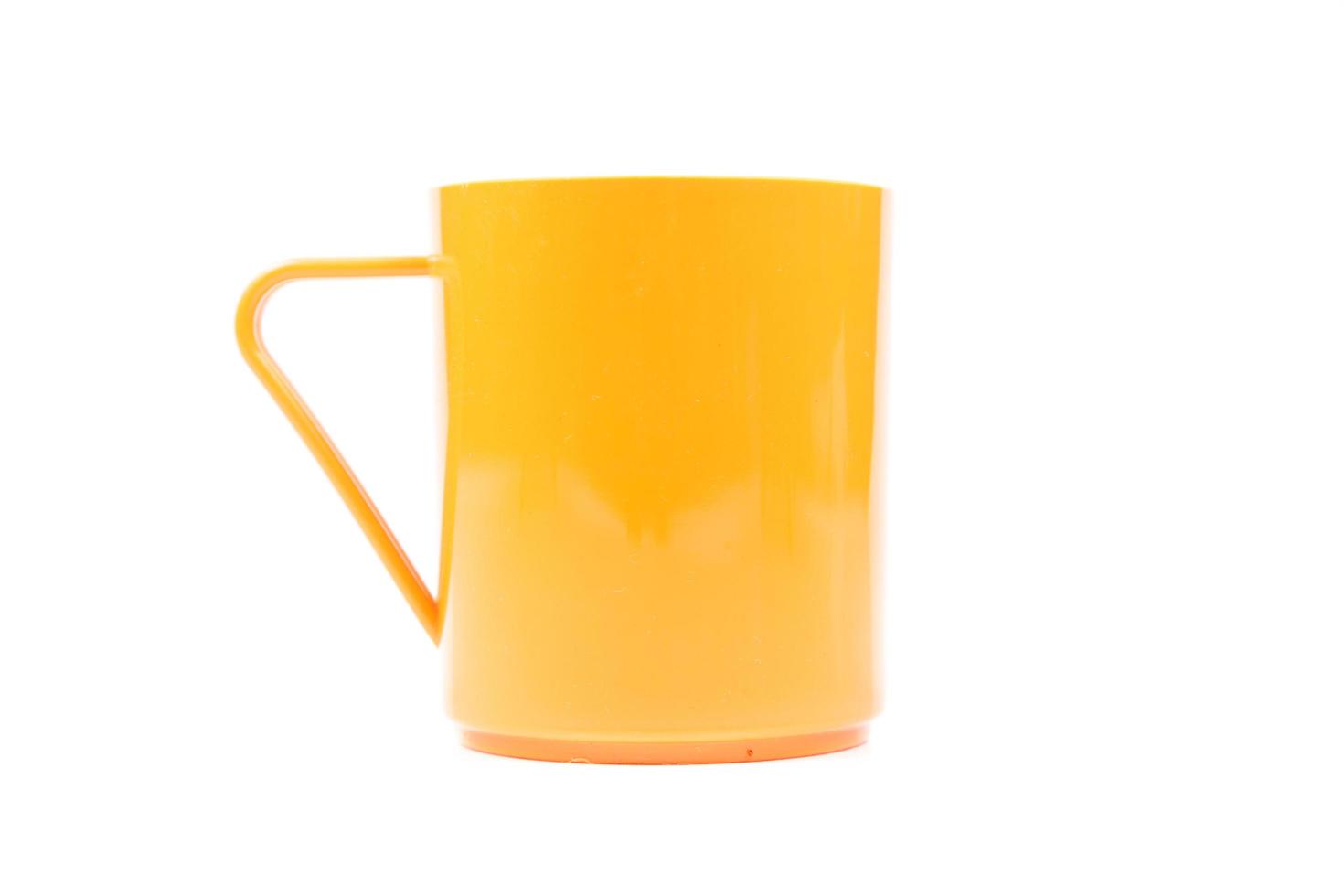 bicchiere di plastica arancione su sfondo bianco foto