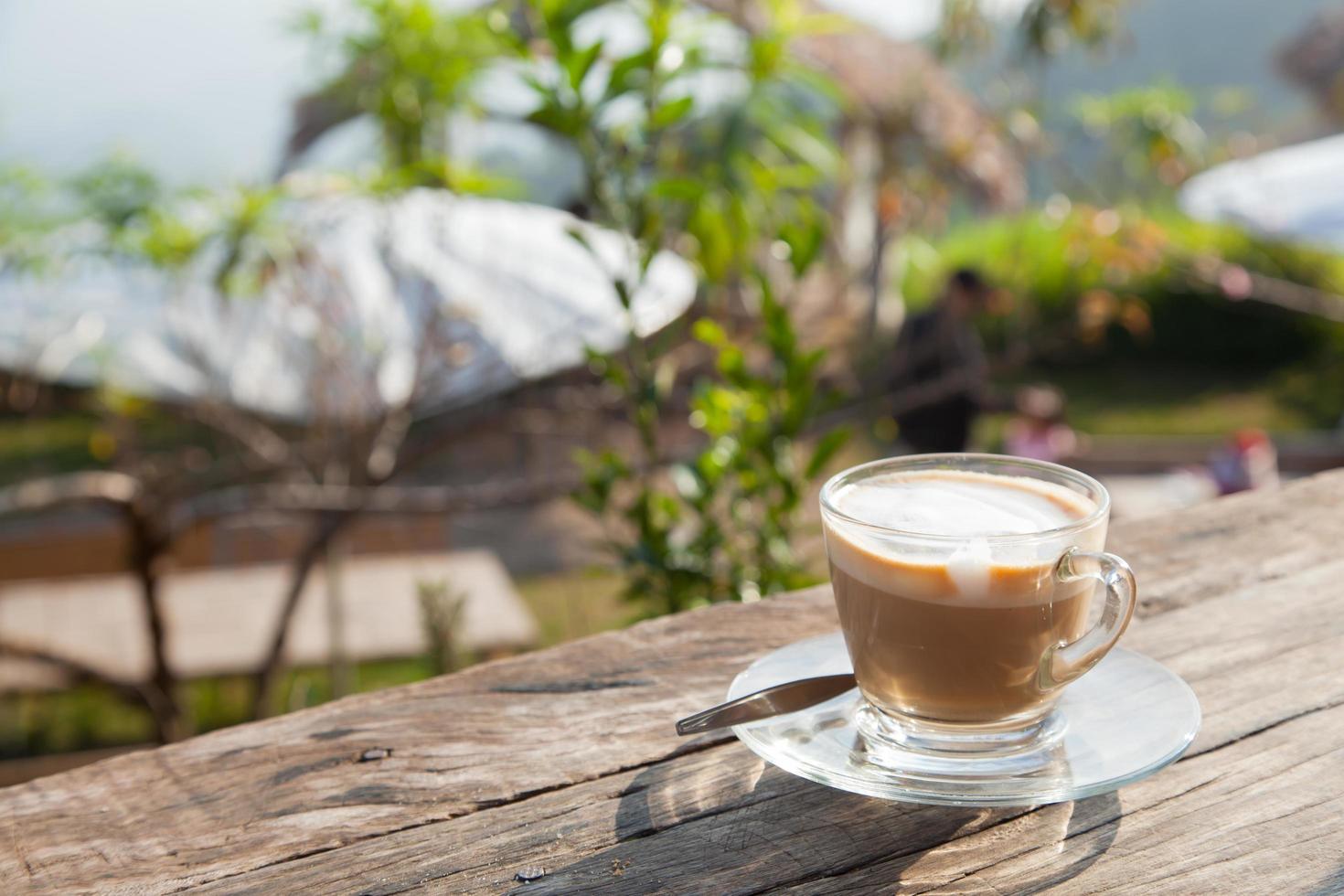 caffè sulla terrazza in legno foto