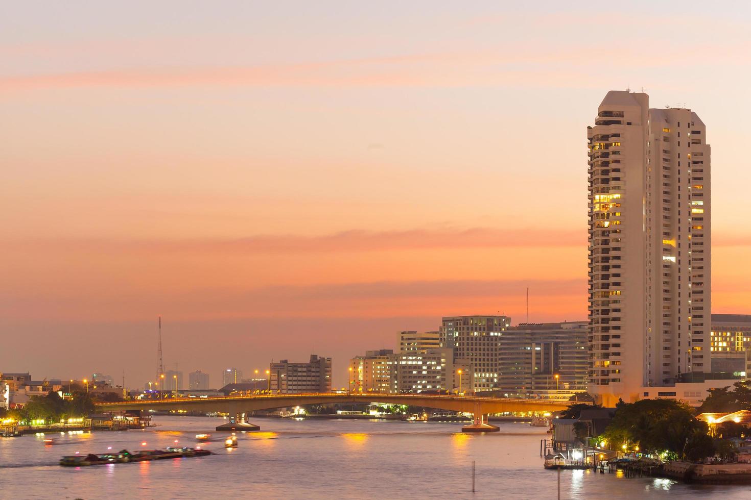 skyline di bangkok al tramonto foto