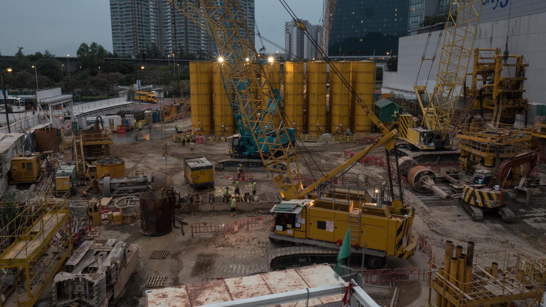 hong kong, 2020 - cantiere in serata foto