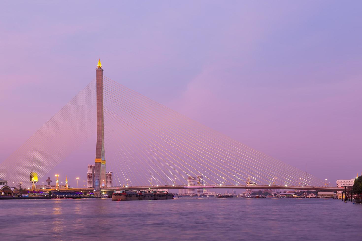 ponte rama viii al tramonto foto