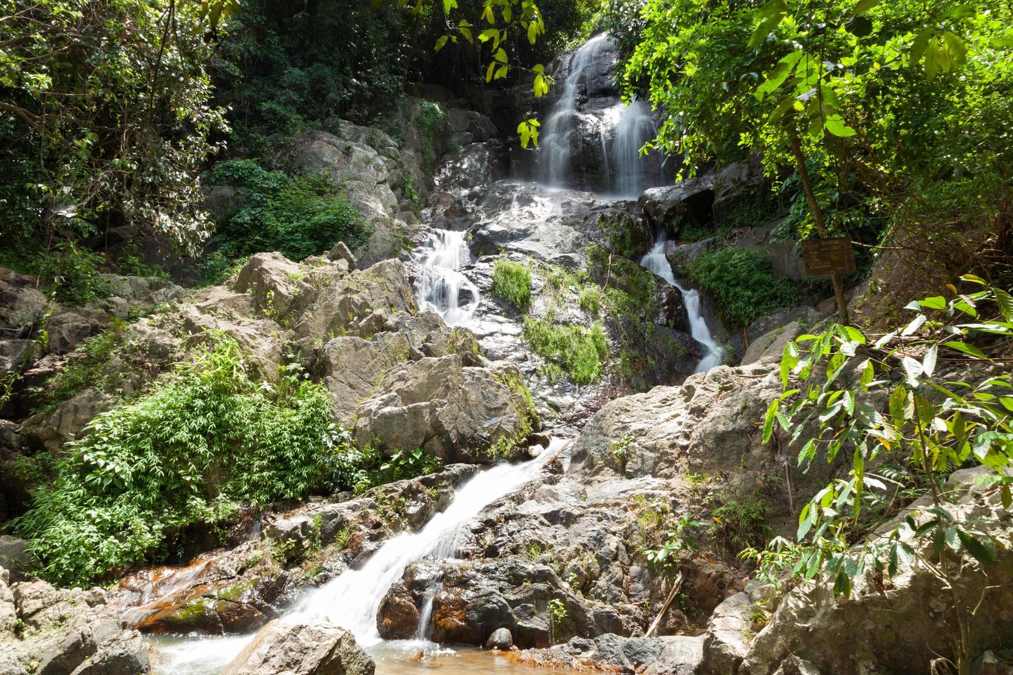 piccolo ruscello tra le rocce foto