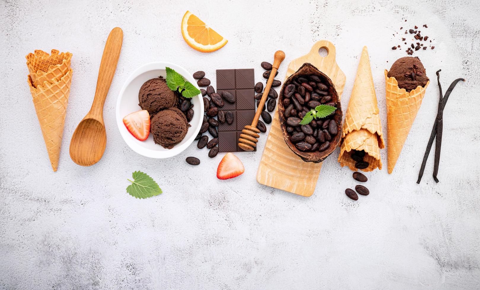 gusti di gelato al cioccolato nella ciotola foto