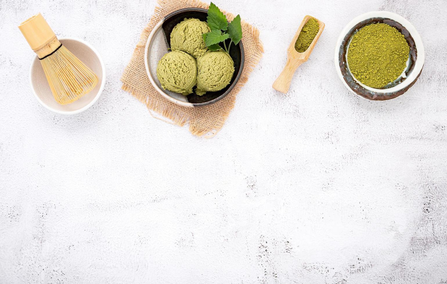 gelato al tè verde matcha con cono di cialda e foglie di menta foto