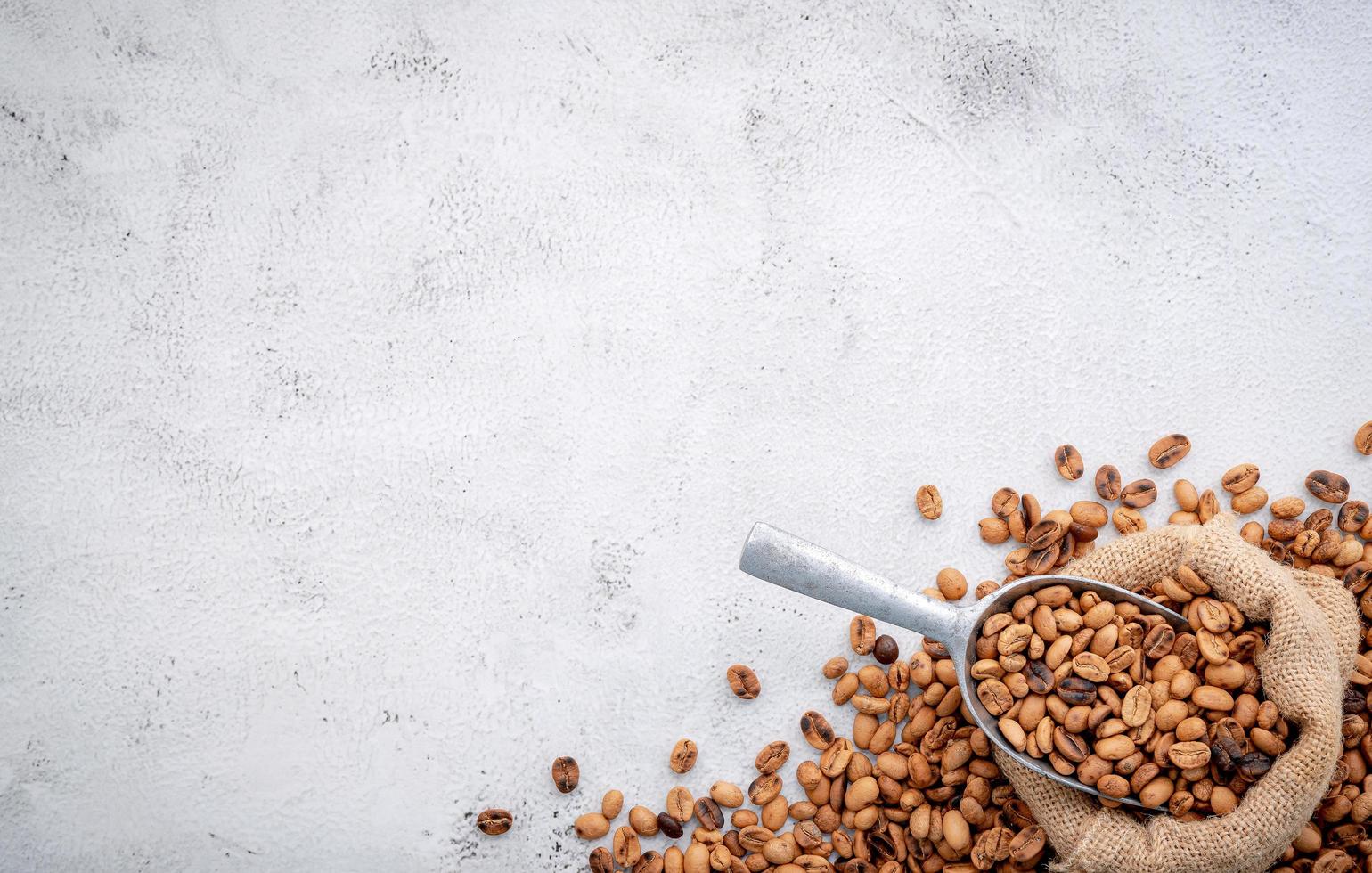 chicchi di caffè tostati con palline foto