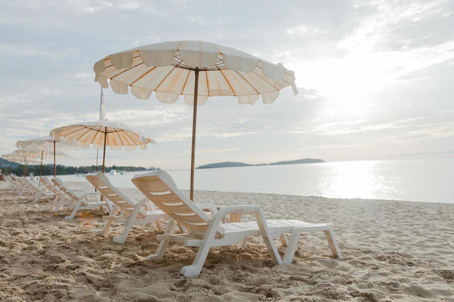 lettini e ombrelloni in spiaggia foto