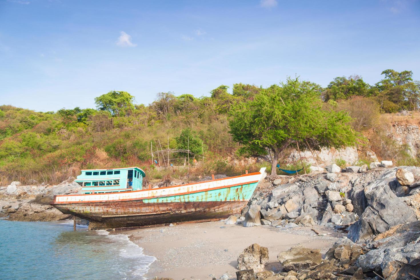 vecchio peschereccio sulla spiaggia in thailandia foto