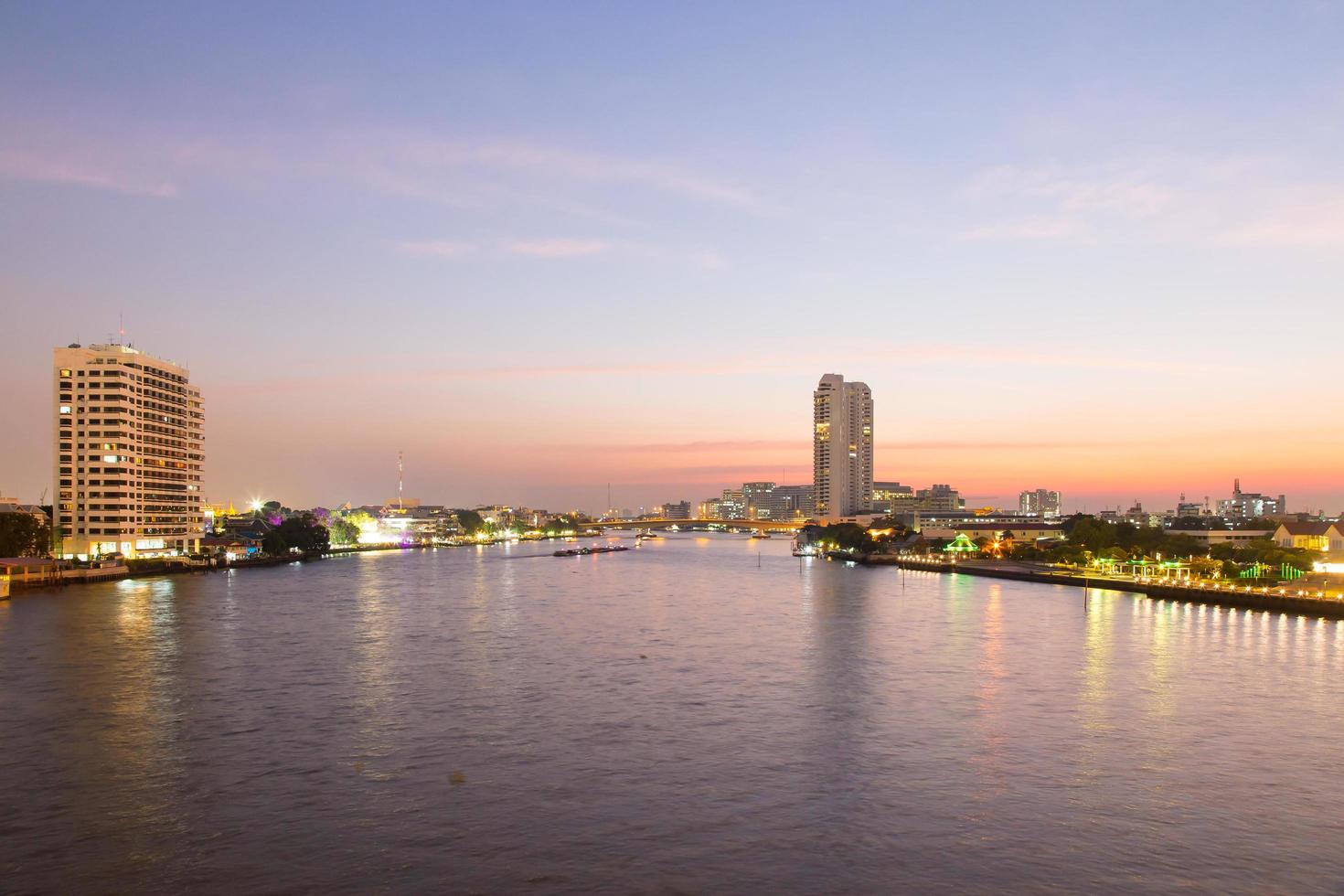 skyline di bangkok al tramonto foto