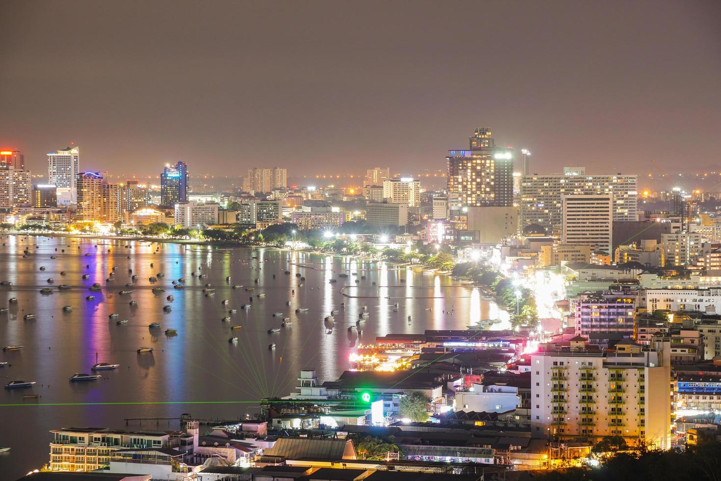 città di pattaya in serata foto