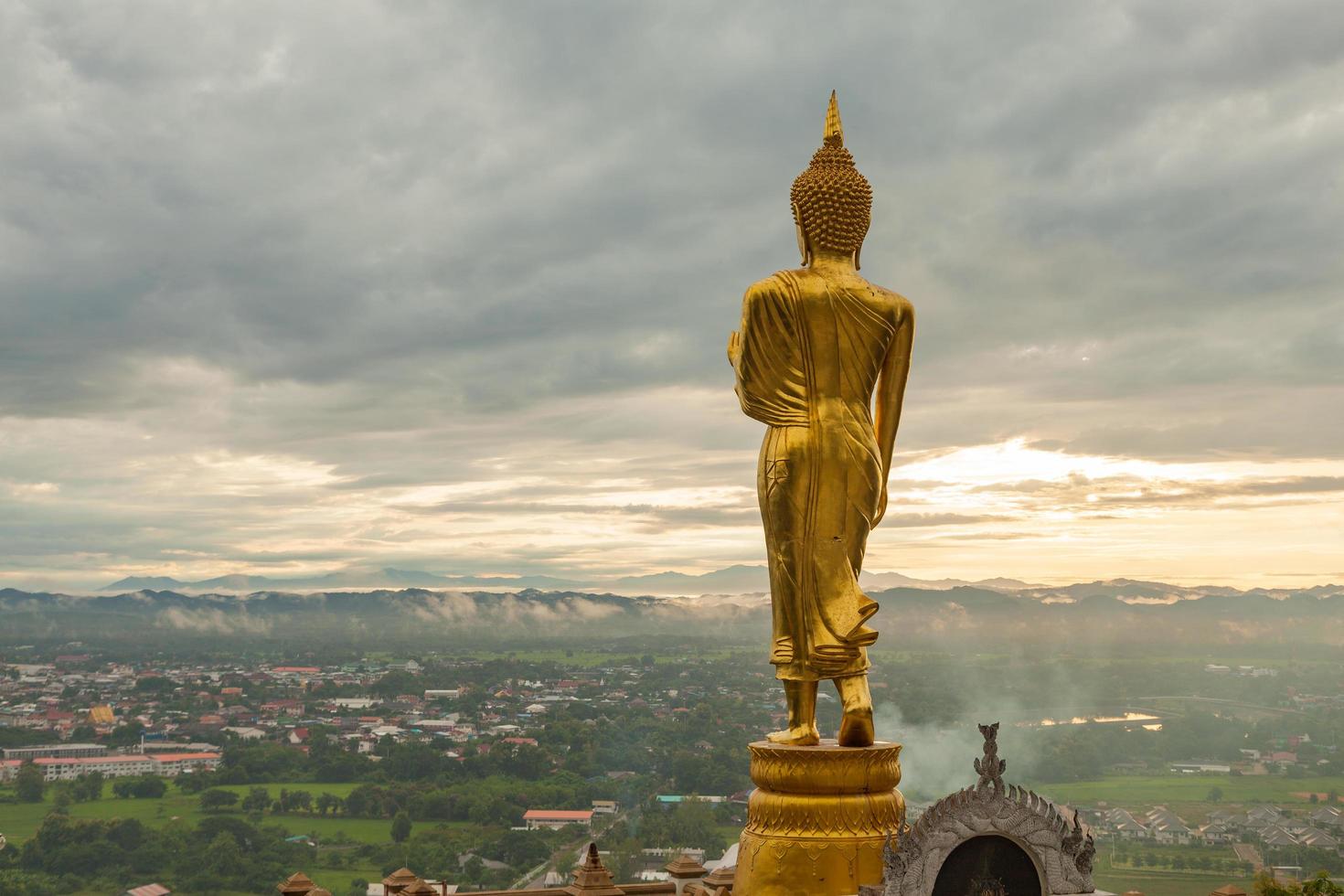 buddha sopra la città in thailandia foto