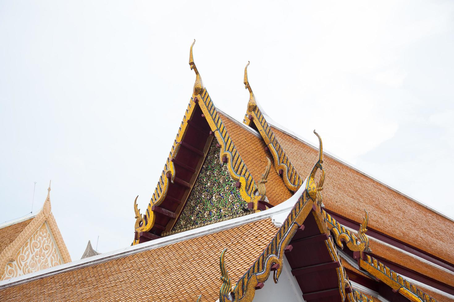 tetto di un tempio thailandese foto