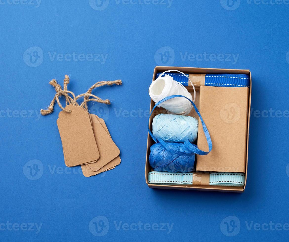 impostato per Imballaggio vacanza i regali su un' blu sfondo foto