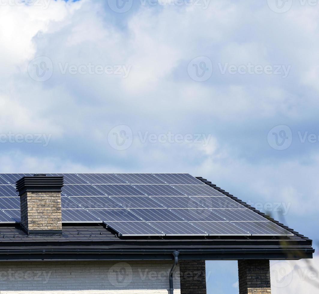 tetto di un' Residenziale edificio con solare pannelli foto