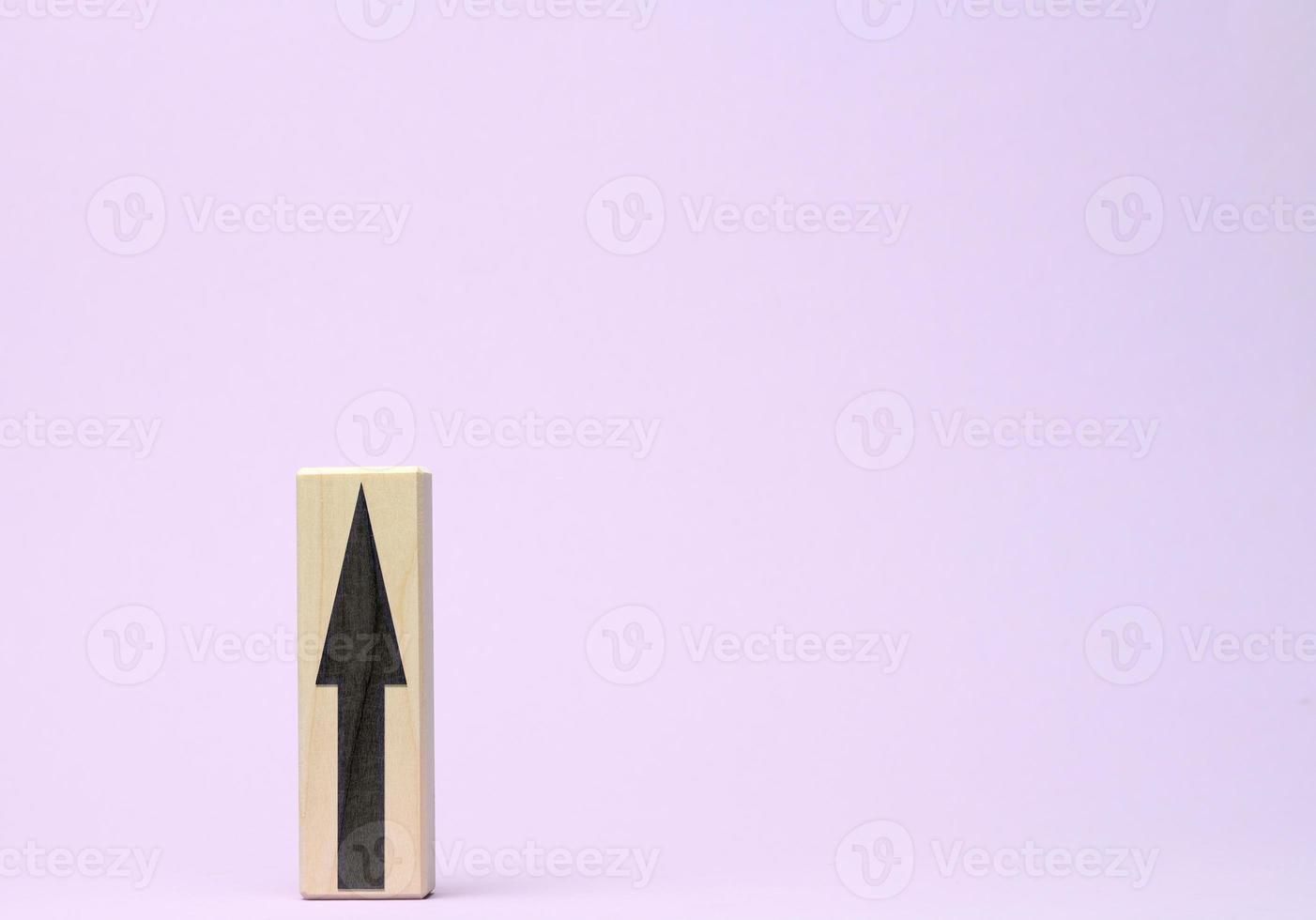 di legno bloccare con un verso l'alto freccia su un' viola sfondo, il processi di crescita e realizzazione di obiettivi, crescente prezzi foto