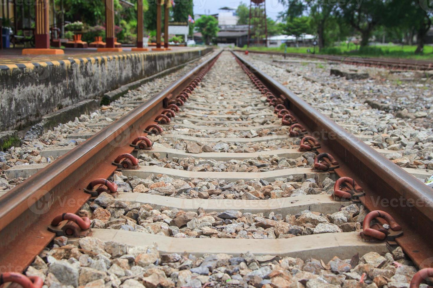 ferrovia traccia su ghiaia per treno mezzi di trasporto foto