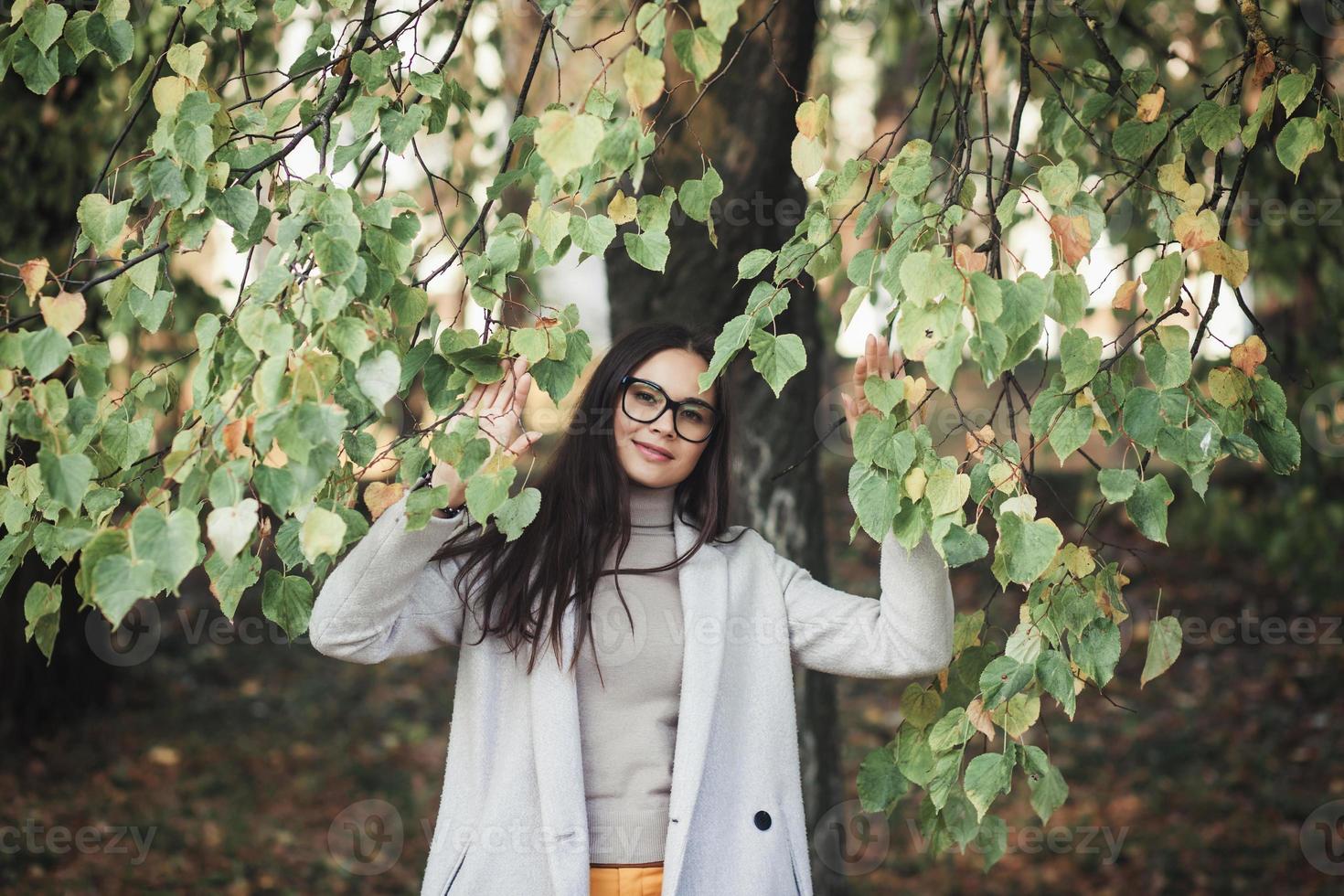 donna contro autunno le foglie foto