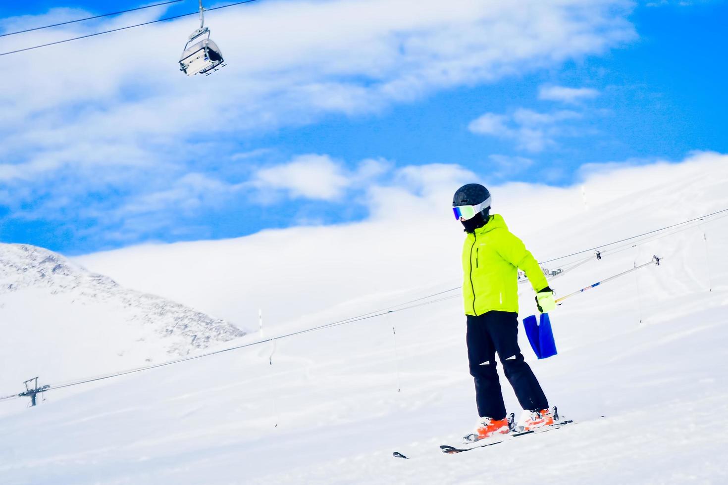 ragazzo sciatore imparare per sciare uso speciale cinghia dietro a indietro per imparare Più veloce sciare Aiuto per imparare concetto.bambini veloce studenti concetto foto