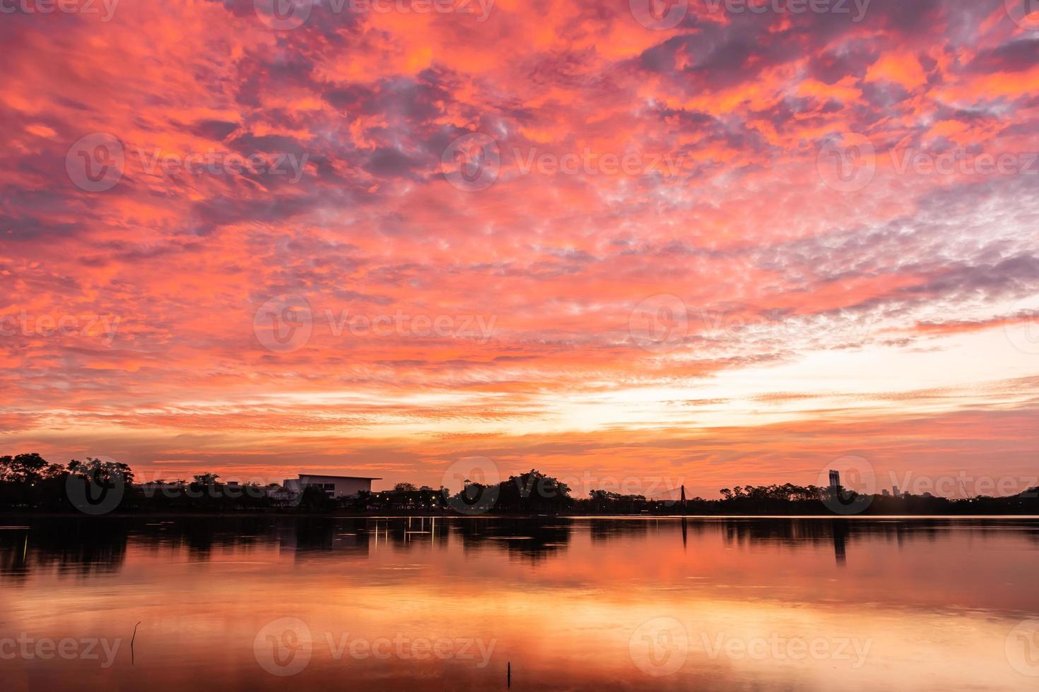 tramonto quasi autunno a partire dal il cielo su il orizzonte riflessa in il acqua foto