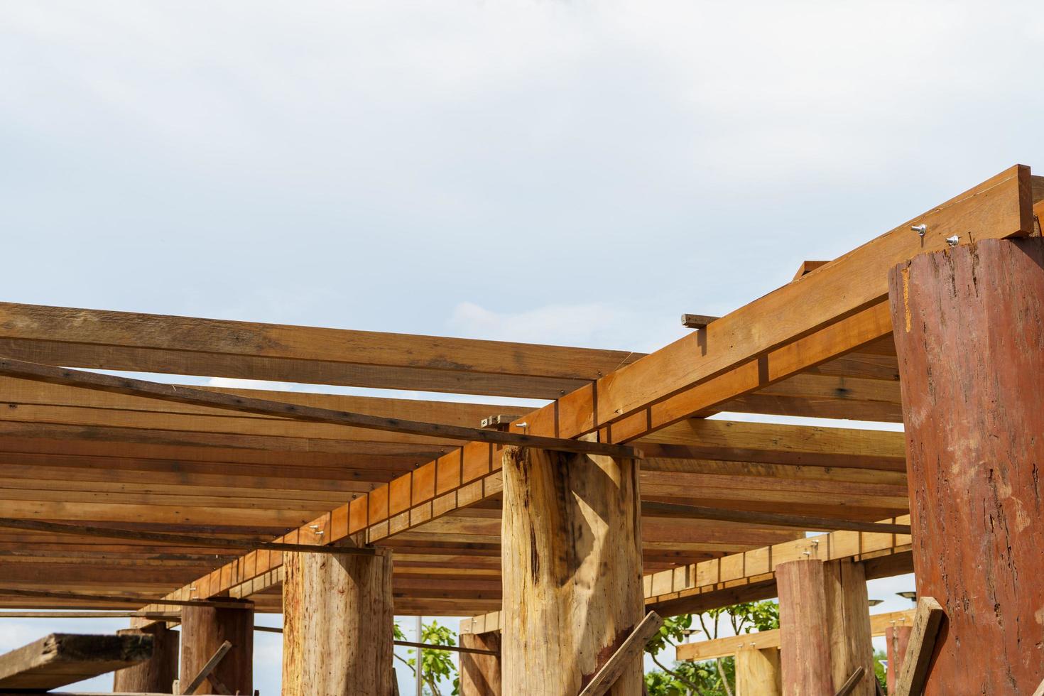un' di legno telaio struttura con massiccio supporto pilastri prepara il costruzione di un' due storie Casa. foto